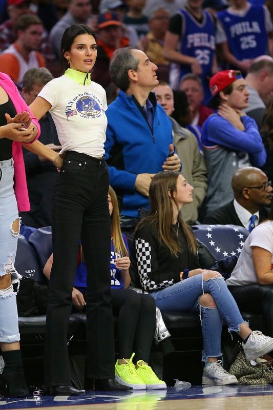 Kendall Jenner con franela y jeans negro