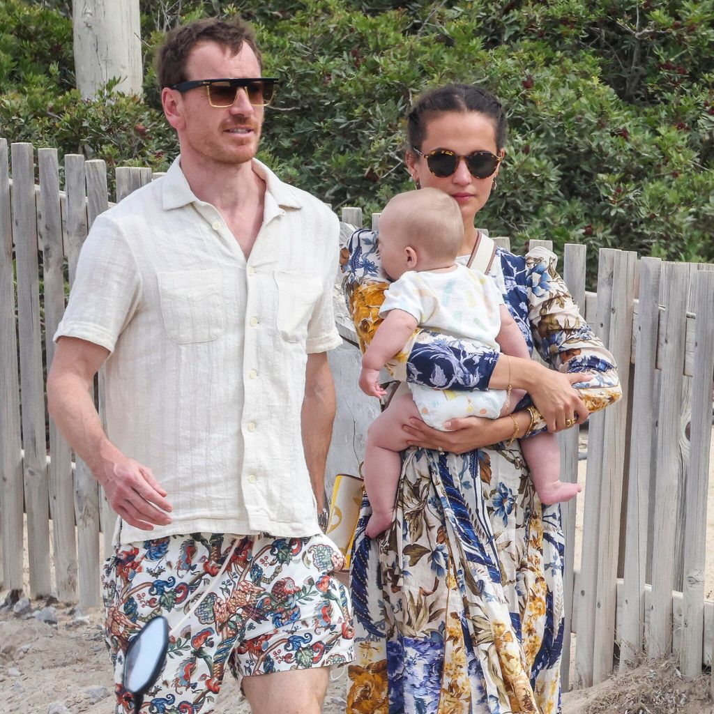 Alicia Vikander y Michael Fassbender con su bebé