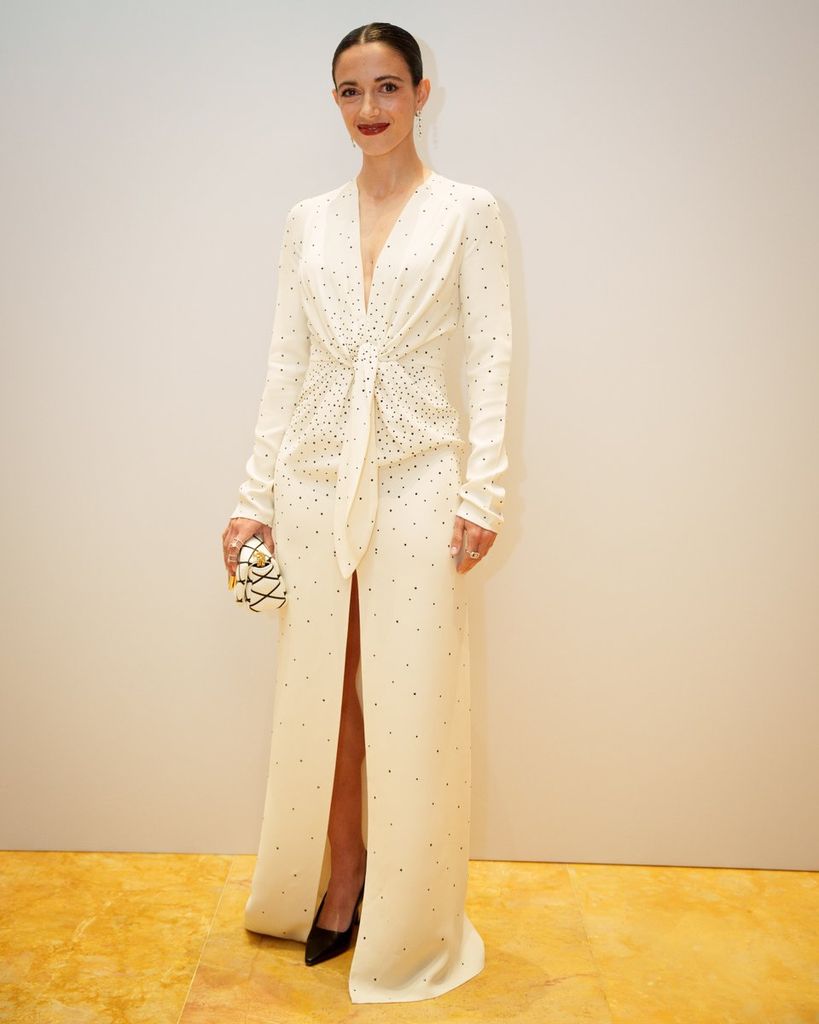 Plano entero de Aitana Bonmatí con vestido blanco largo con brillos
