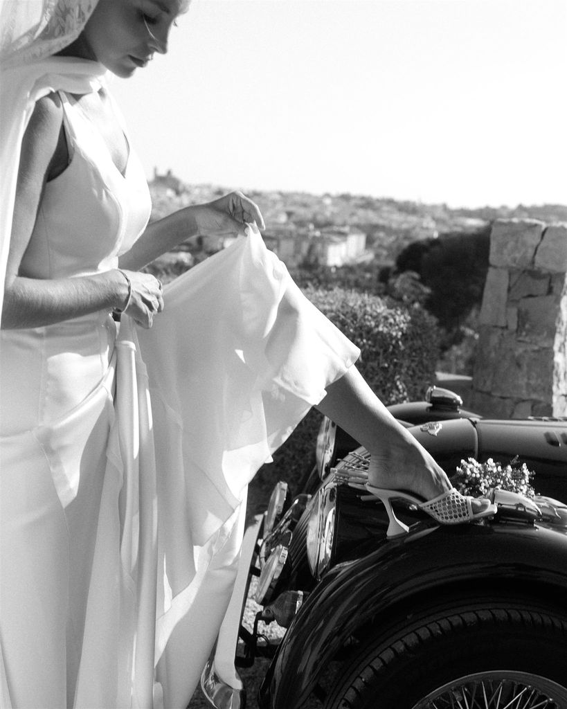 Vestido de novia de Carla, de Claudia Llagostera, con zapatos de Amina Muaddi