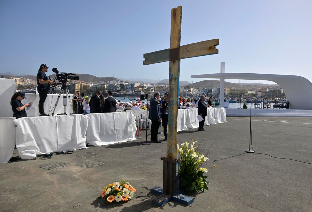 Una cruz elaborada con madera de cayuco se alza en el centro del muelle de Arguineguín