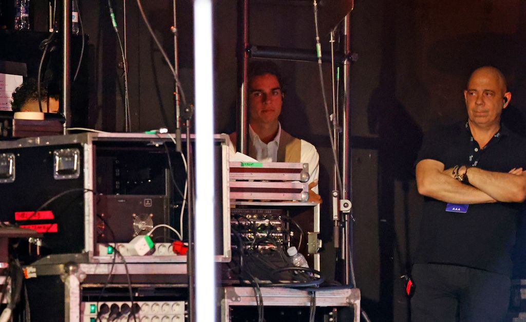 Pedro Antonio Lazaga, hijo de Rosario Flores, durante el concierto de su madre en el Teatro Albéniz, a 22 de mayo de 2025, en Madrid (Madrid) Rosario vuelve a los escenarios para presentar su nuevo álbum, Universo de Ley, en una gira homÃ³nima que celebra sus más de 30 años de carrera. Con 12 discos de platino, tres Premios Ondas y tres Grammys Latinos, la icónica cantante promete un show lleno de emoción y éxitos inolvidables.

José Ramón Guisado / Europa Press
CONCIERTO;MUSICA
22/5/2025