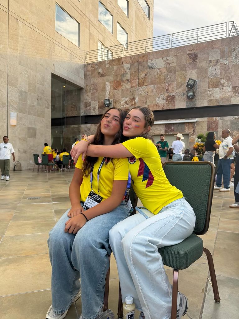 Salomé y su prima viajaron a México para ver a la Selección de Colombia, equipo en el que juegan sus padres.