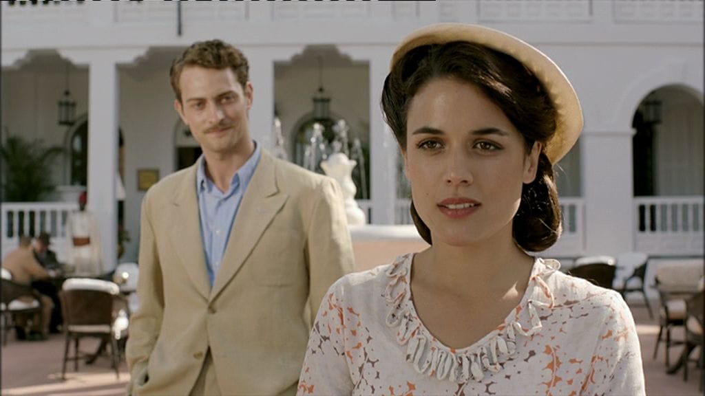 Sira y Marcus en una escena de 'El tiempo entre costuras'