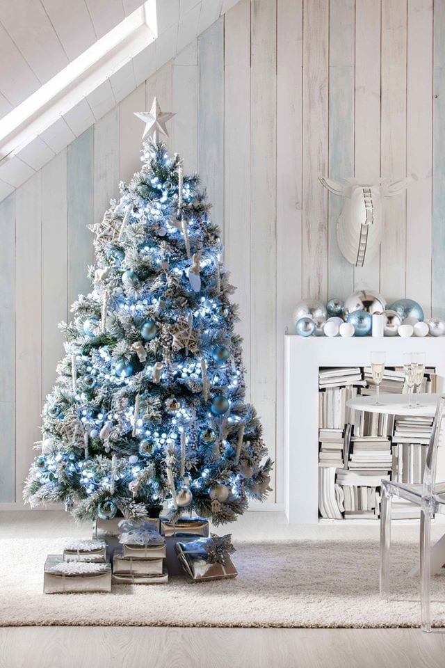 Árbol blanco con adornos azules
