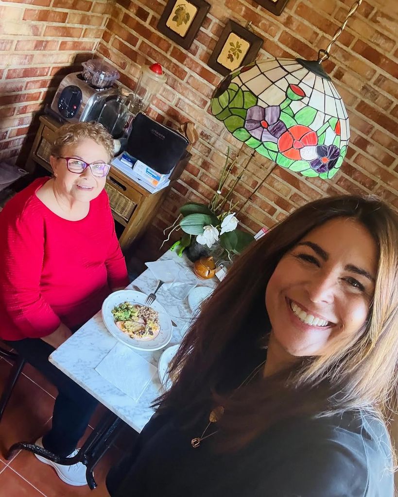 Nuria Roca visita a sus padres y su tía en Valencia