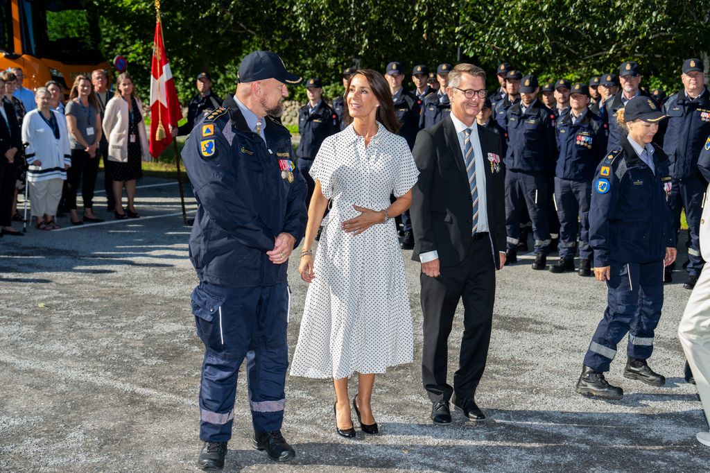 La princesa Marie en Dinamarca con algunos funcionarios públicos.