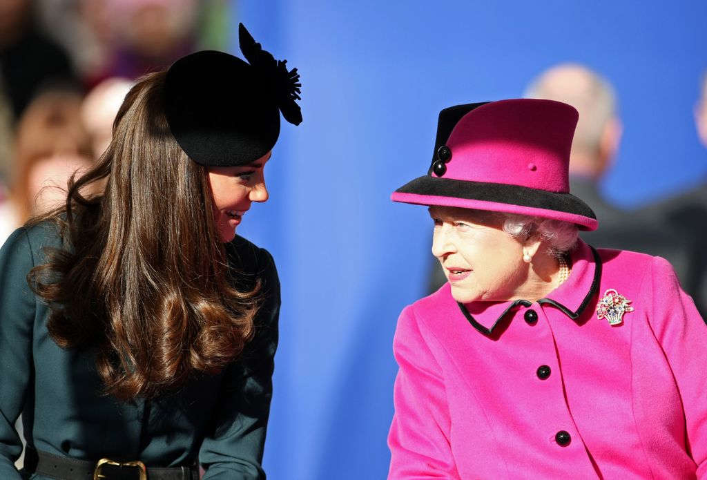 Isabel II y  Kate Middleton en Leicester en 2012