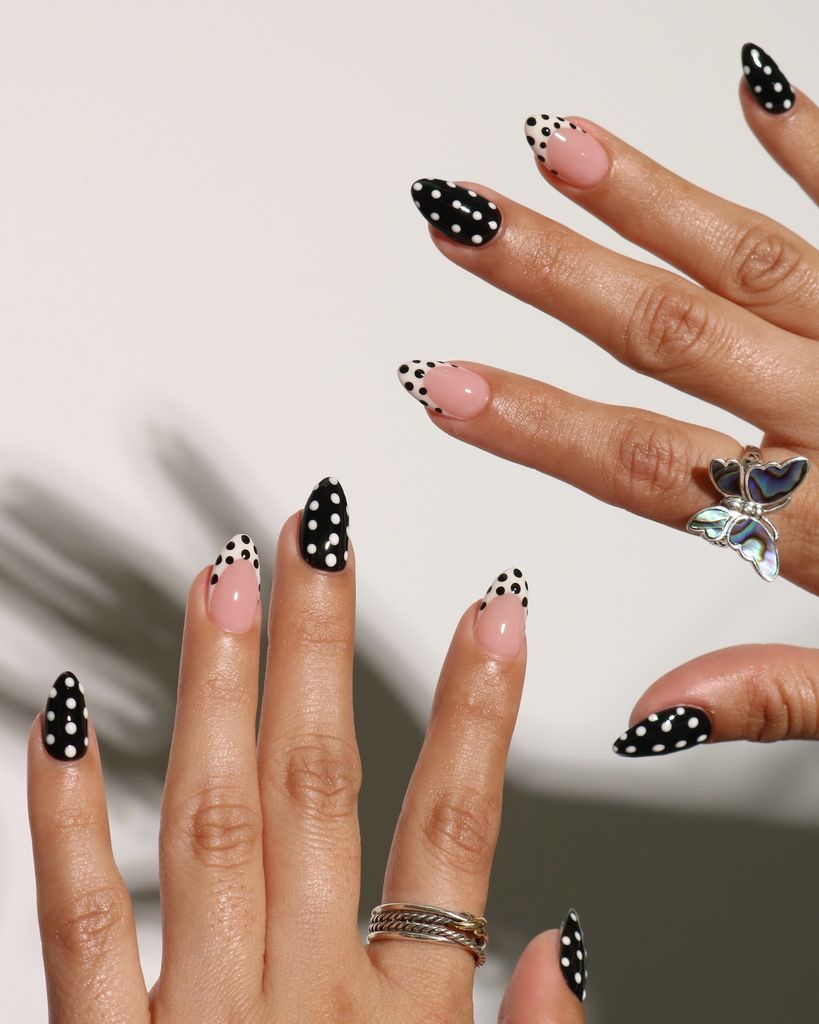 Manos con uñas de lunares en blanco y negro