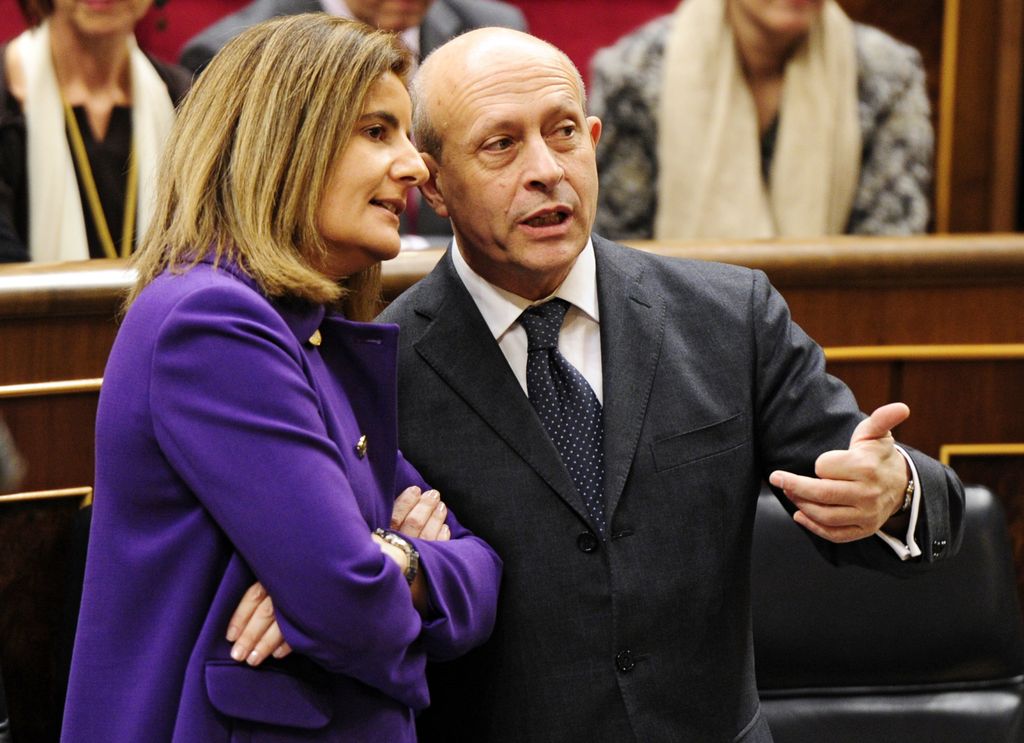 Fátima Báñez García conversando con el ministro de Educación, Cultura y Deporte de España, José Ignacio Wert Ortega