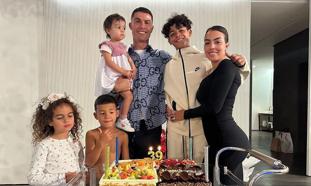 cristiano ronaldo celebra su cumplea os 39 junto a sus hijos y georgina rodr guez