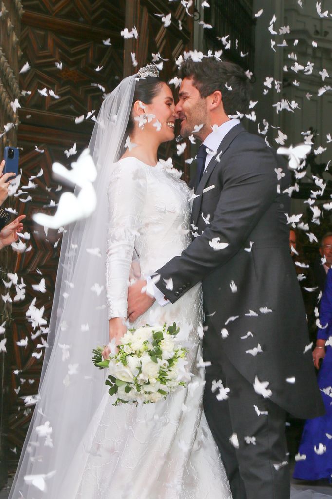 El romántico beso de los que son ya marido y mujer