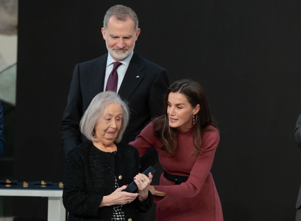 Plano medio de la reina Letizia consolando a la madre de Itziar Castro
