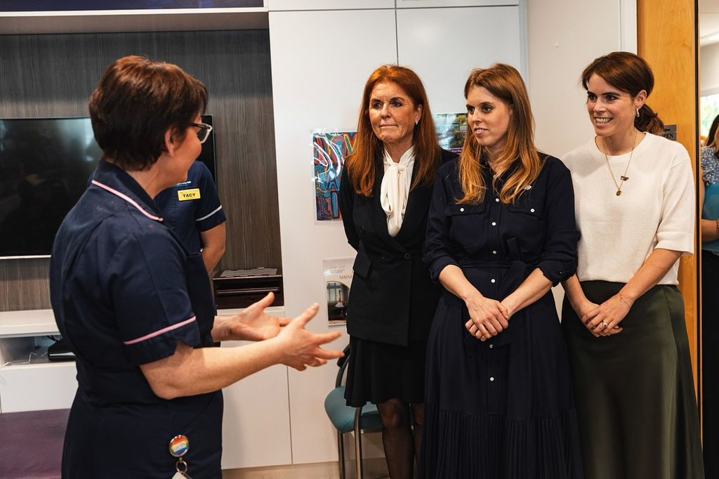 Eugenia de York, Beatriz de York y Sarah Ferguson visitan un centro de cáncer en 2025