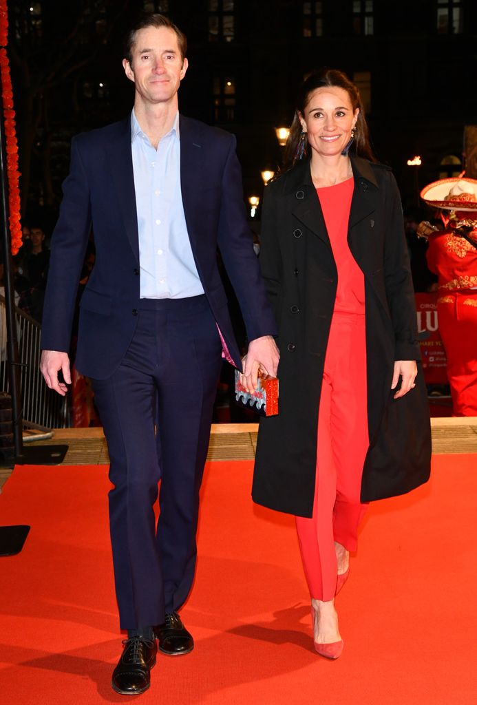 Vivían en Chelsea, Londres, pero tras nacer sus hijos, Arthur, Grace y Rose, se mudaron al campo, muy cerca de los padres de Pippa, Michael y Carole Middleton, y de su hermano James