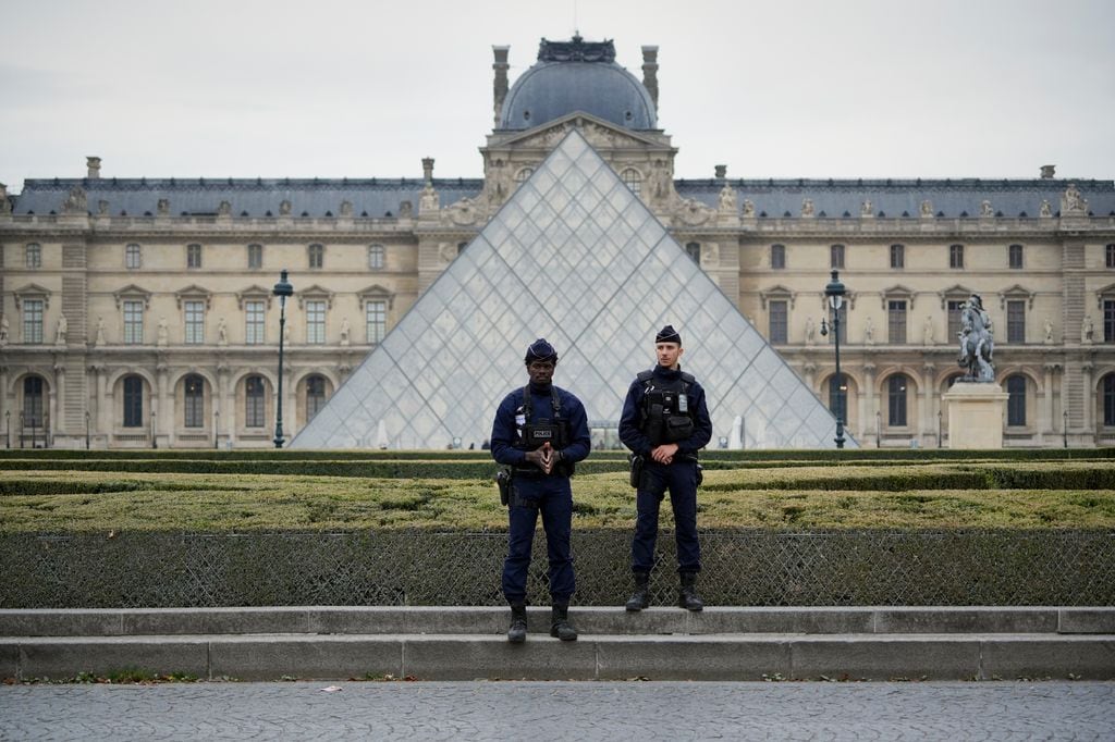 Refuerzo policial a las puertas del Louvre tras el espectacular robo de joyas imperiales