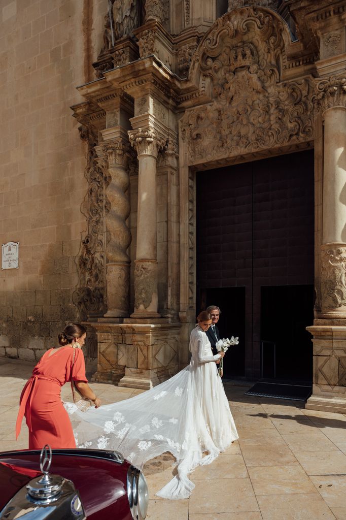 Look de novia con abrigo bordado de su abuela de los años 50