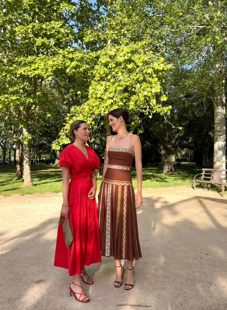 Sofía Palazuelo, sofisticada y rompedora con su último look de invitada: marrón chocolate y falda midi plisada