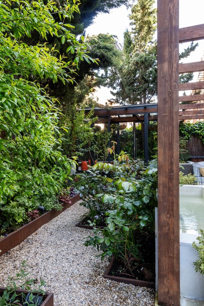 Mezcla de vegetación, soluciones y texturas en el jardín