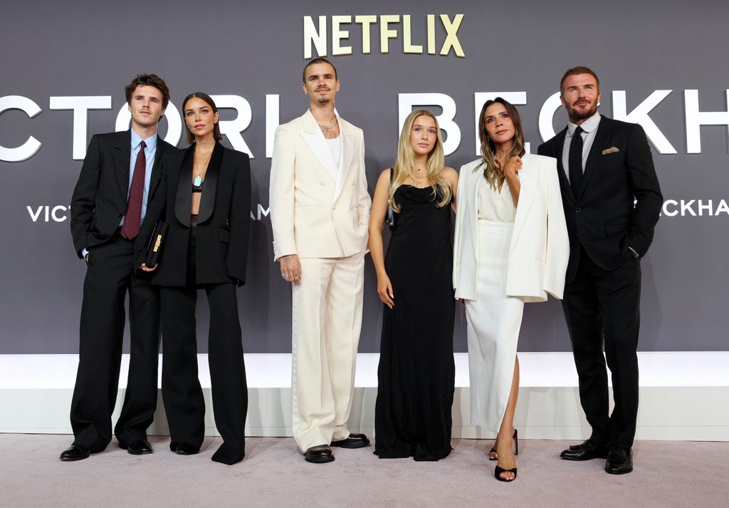 Cruz Beckham y Jackie Apostel junto a Romeo, Harper, Victoria y David Beckham