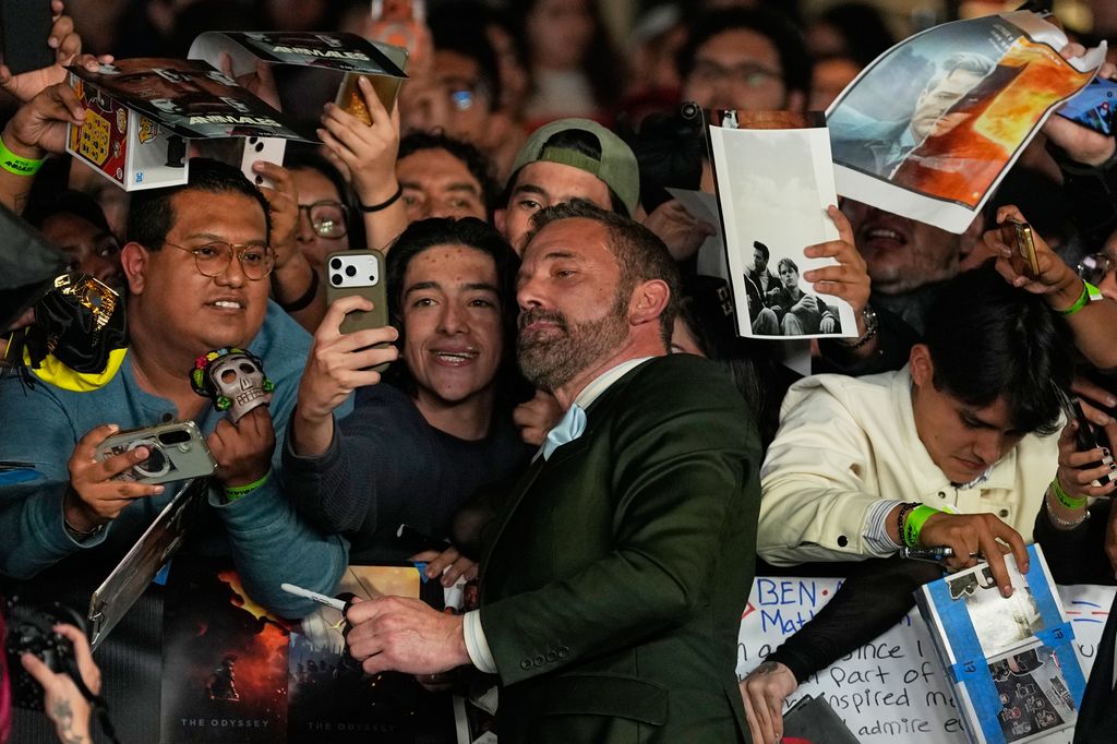 Ben Affleck se tomó fotos y firmó autógrafos a sus fans mexicanos.