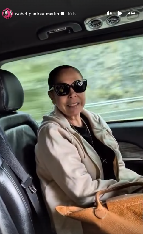 Isabel Pantoja manda un mensaje a sus fans camino del aeropuerto canario