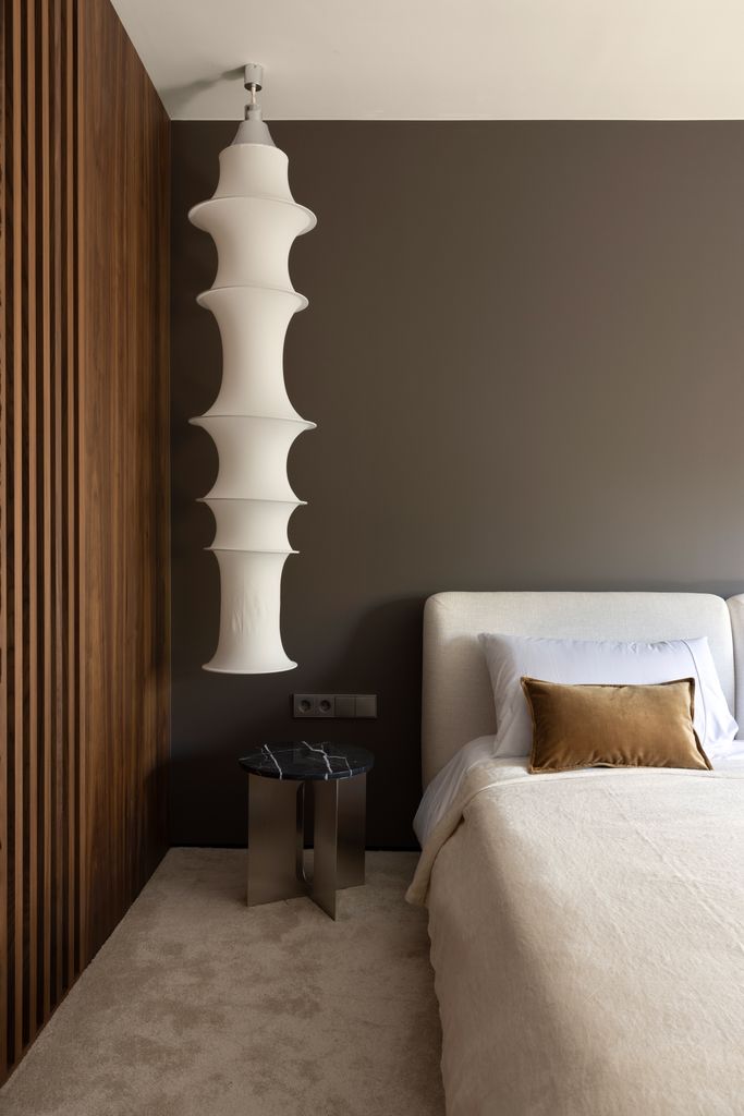 Dormitorio con lámpara colgante sobre la mesilla