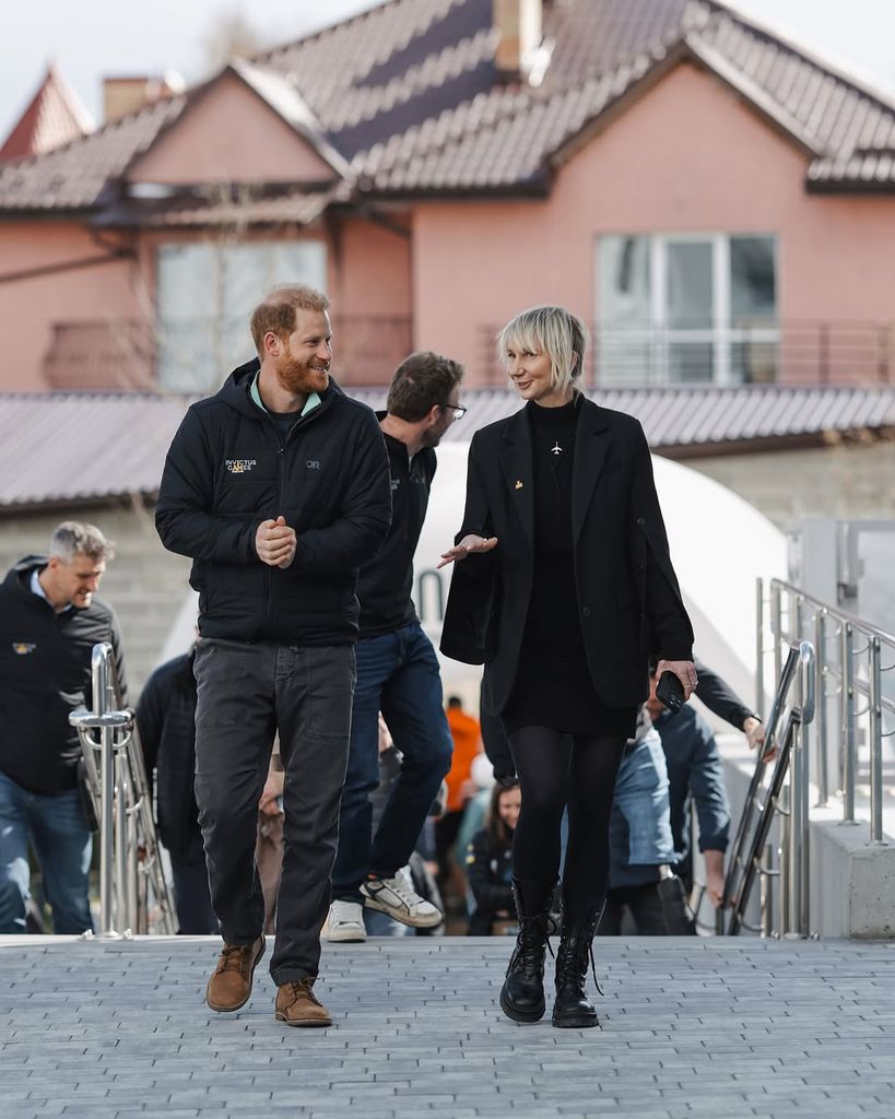 Harry es recibido a su llegada al Centro Superhumans por su directora Olga Rudniev, que fue la que invitó personalmente al príncipe al comprobar durante la última edición de los Juegos Invictus la especial atención que él dedicaba a la delegación ucraniana que participó
