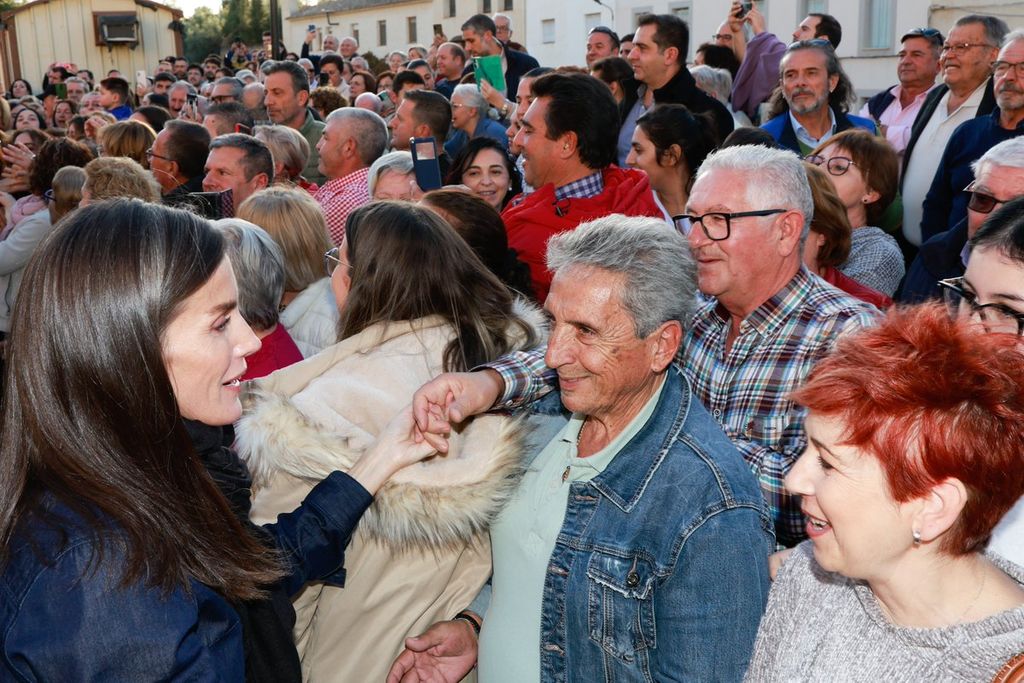 Plano medio de la Reina Letizia saludando a residentes