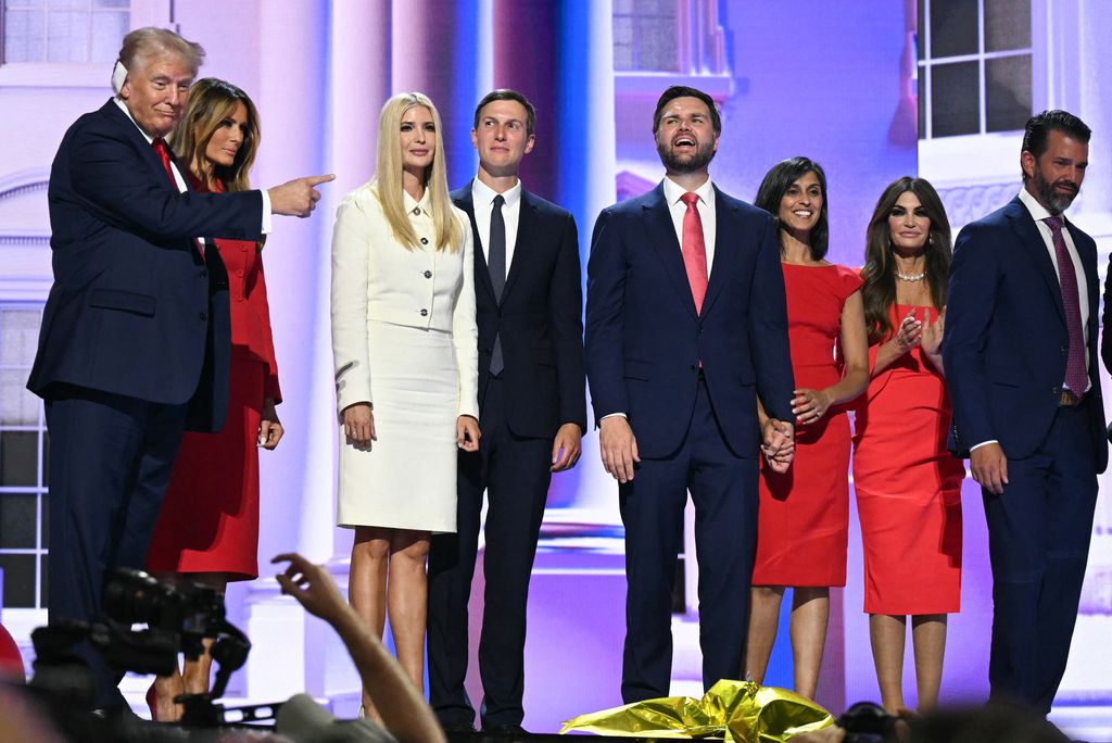 Donald Trump y Melania Trump con los hijos de Donald en la convención republicana en Milwaukee, julio 2024