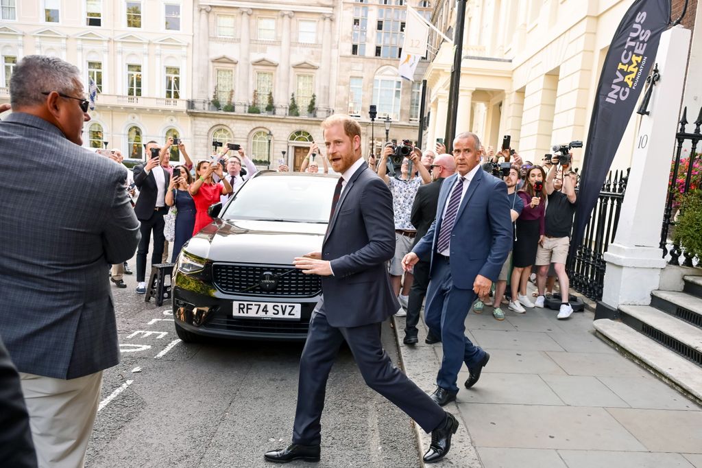 El príncipe Harry sale este 7 de julio de su acto en Londres con la fundación de los Juegos Invictus, cuando ya conocía su derrota judicial