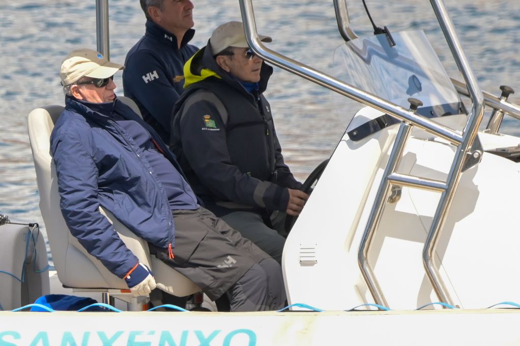 El Rey, a bordo de la embarcación de apoyo para disfrutar del triunfo de 'El Bribón' 