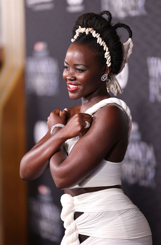 Lupita Nyong'o, en el estreno de Black Panther:Wakanda Forever con afro de conchas marinas y ganchillo