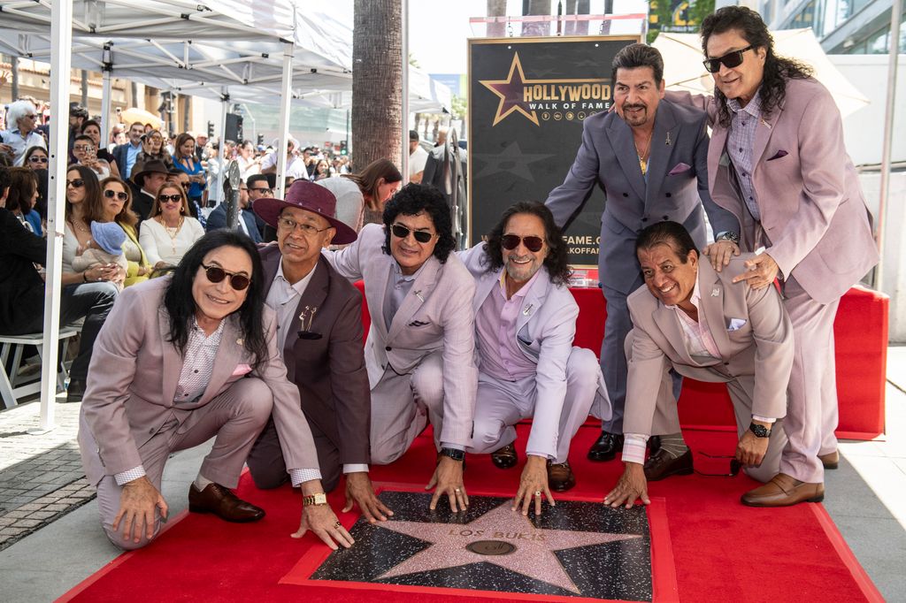 Los Bukis celebrando su reconocimiento tras una larga trayectoria de éxitos.
