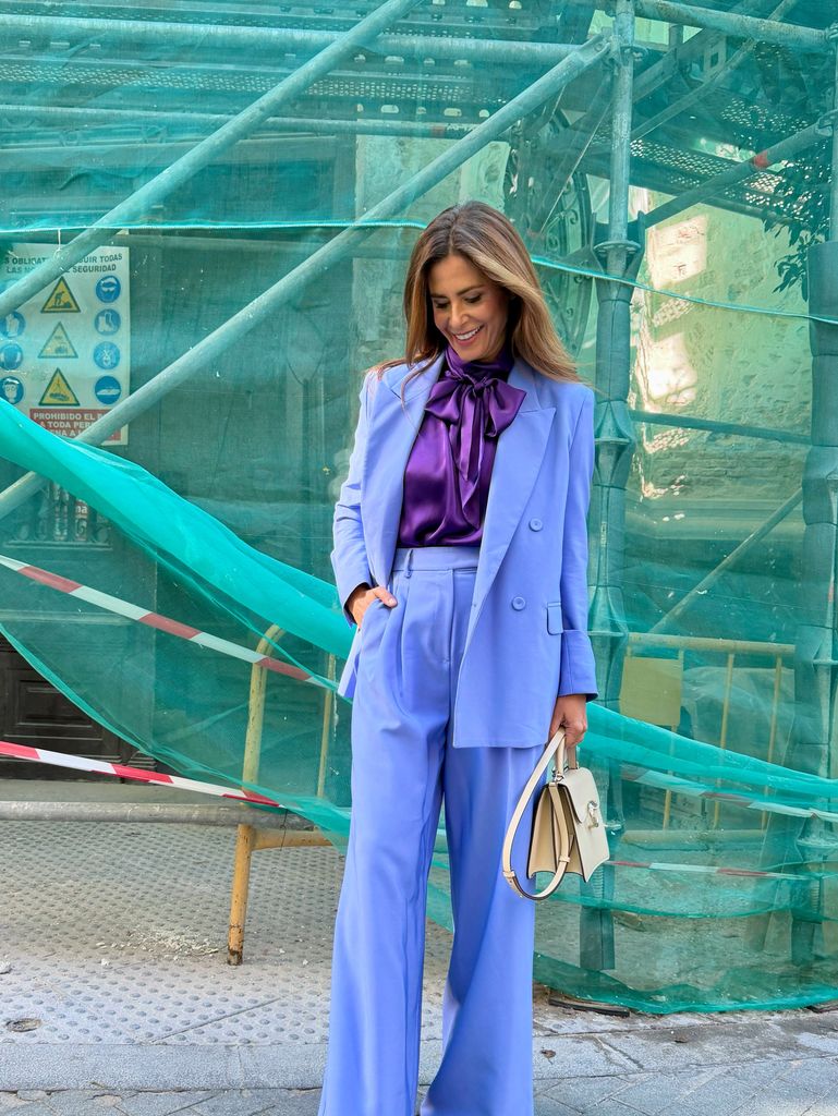 Nuria Roca con un total look morado y camisa de lazo (octubre, 2026)