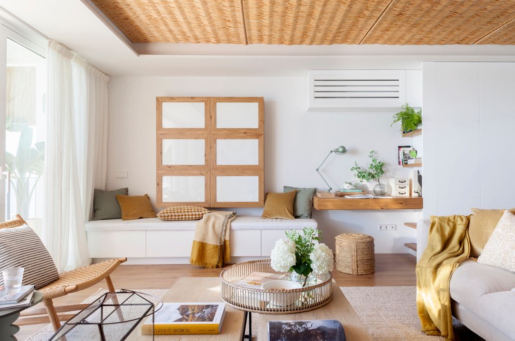 Salón con banco de almacenaje.