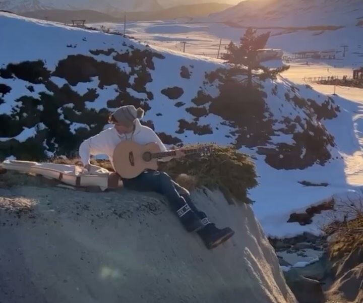 Miquel es un gran aficionado a la música y toca la guitarra