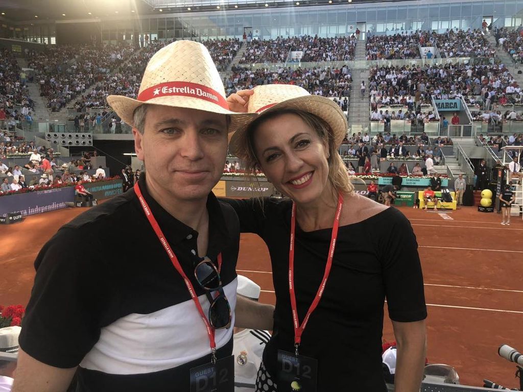 Plano medio de Vicente Vallés y Ángeles Blanco en un partido de tenis