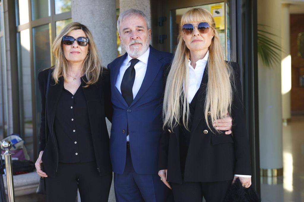 Cayetana, Natalia y Fernando Guillén Cuervo en la despedida de su madre, Gemma Cuervo, el 15 de marzo de 2026