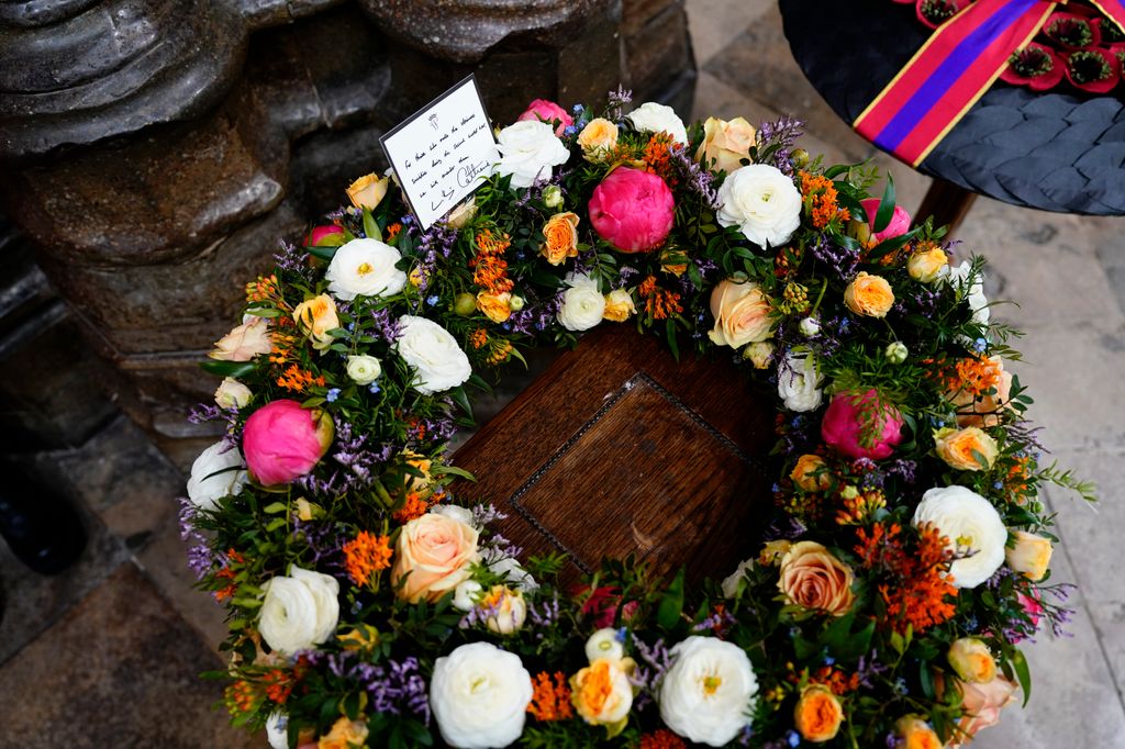 Corona de flores del príncipe Guillermo y Kate Middletonre con motio del 80º aniversario del final de la Segunda Guera Mundial 