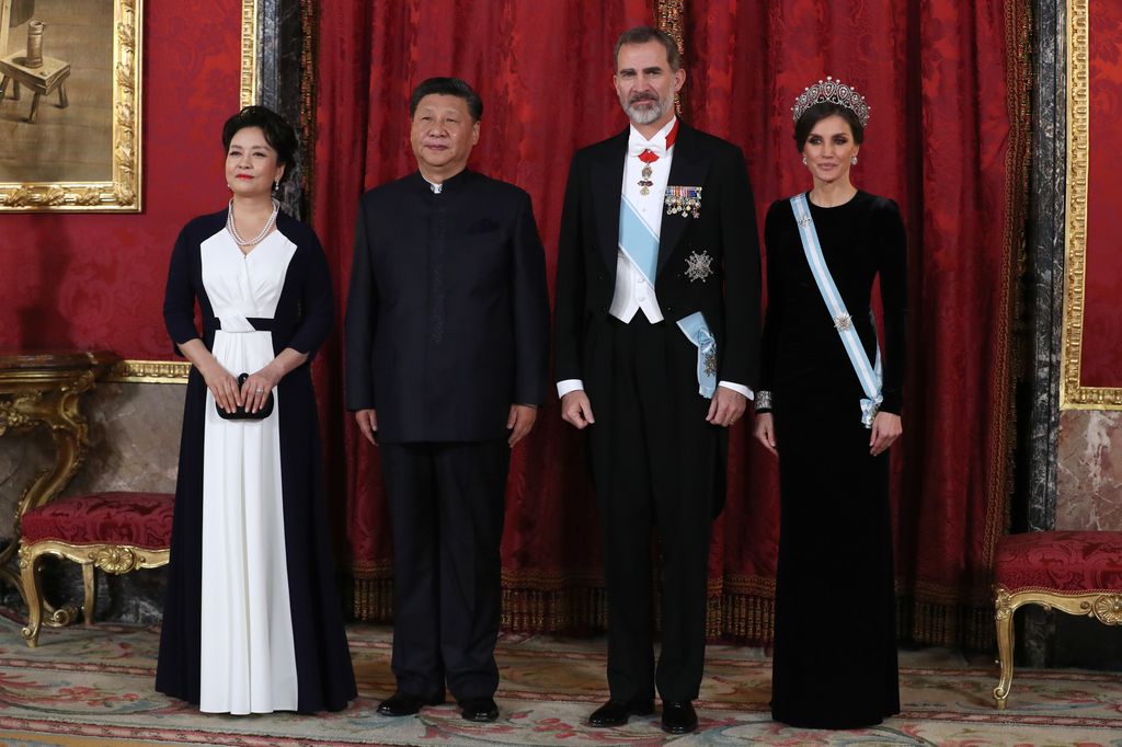 Los reyes Felipe y Letizia con el presidente de China, Xi Jinping, en el Palacio Real de Madrid  con la primera dama Peng Liyuan