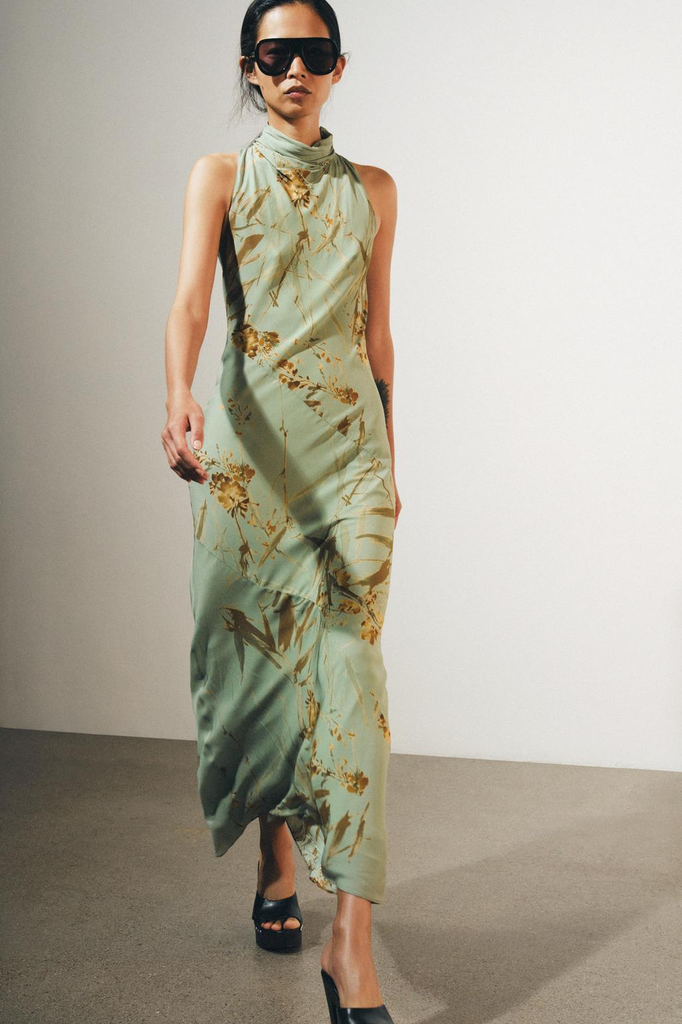 Vestido largo y estampado, de Zara