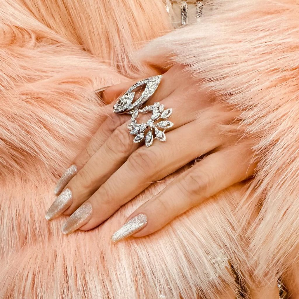 Manicura metalizada de Jennifer López realizada por Tom Bachik