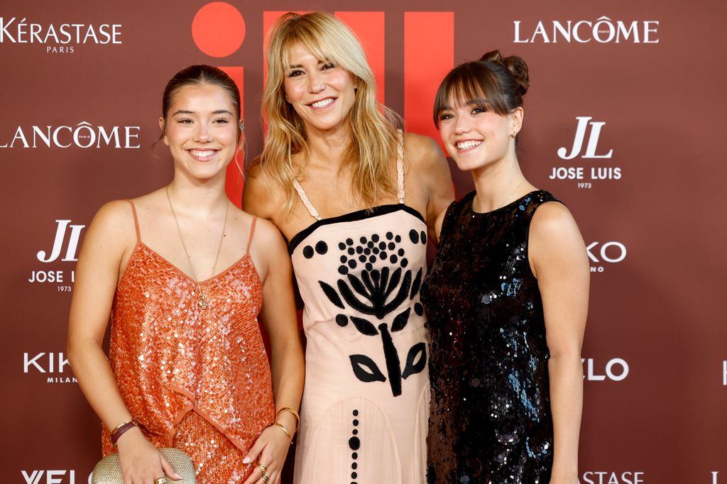 Raquel Meroño posa radiante en el photocall de los Premios GEN ¡H! 2026 junto a sus dos hijas gemelas, Martina y Daniela, demostrando una gran sintonía tras un tiempo sin aparecer juntas en un evento público.