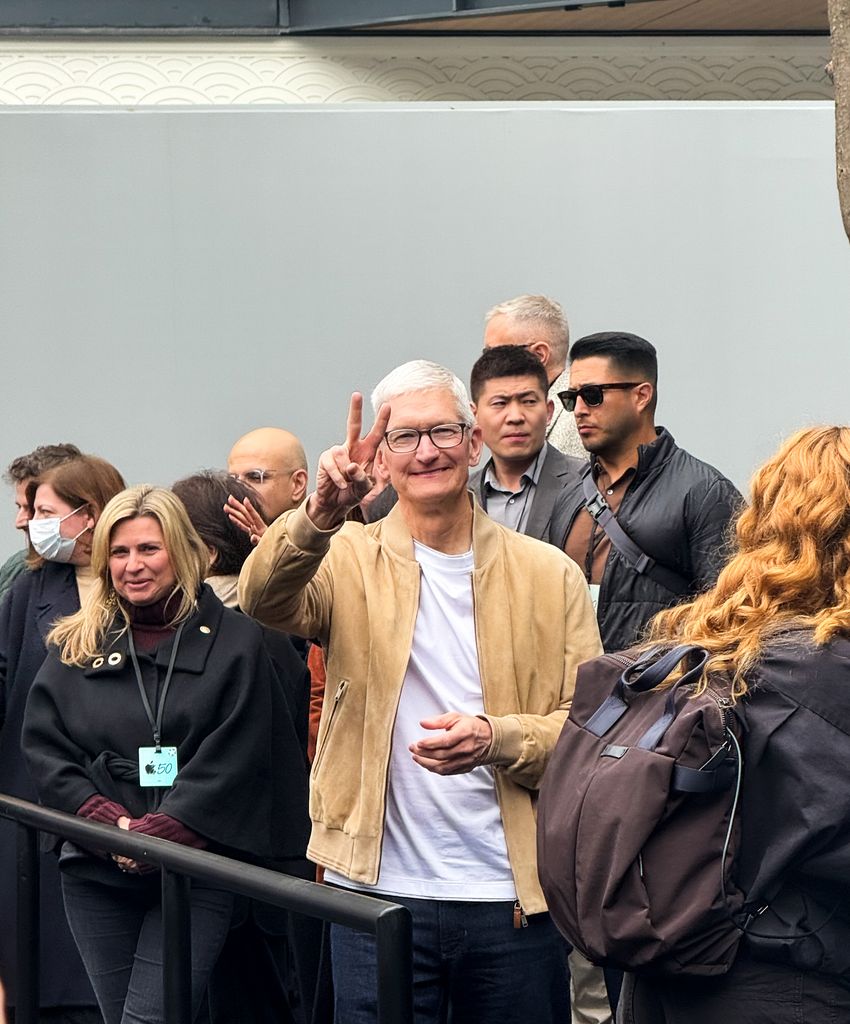 En 2014, Tim Cook hizo historia al declarar públicamente su homosexualidad, convirtiéndose en el primer CEO abiertamente gay de una empresa Fortune 500