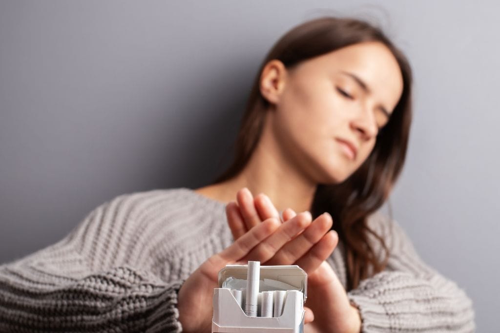 Adolescente rechazando tabaco