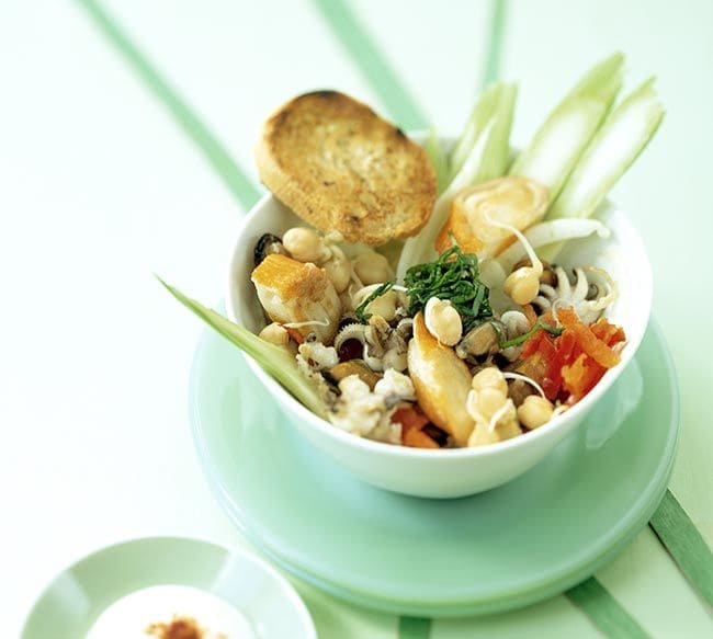 Coctel de mariscos con brotes de garbanzo