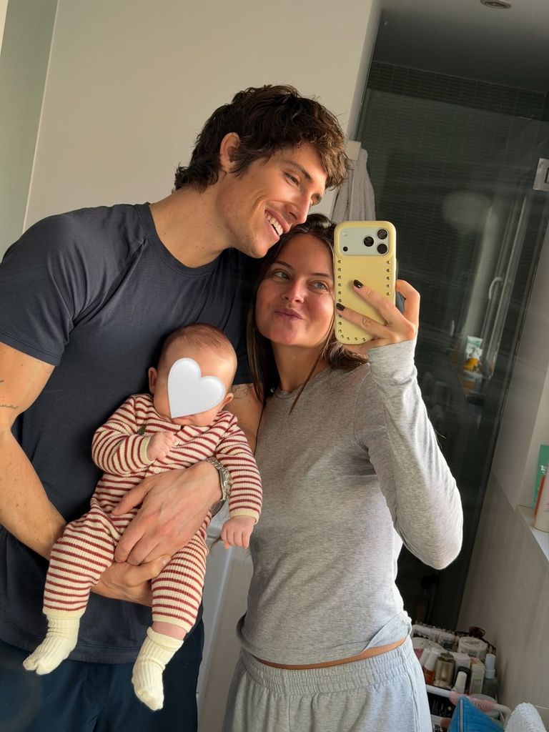 Bea y Nacho con el pequeño Pelayo