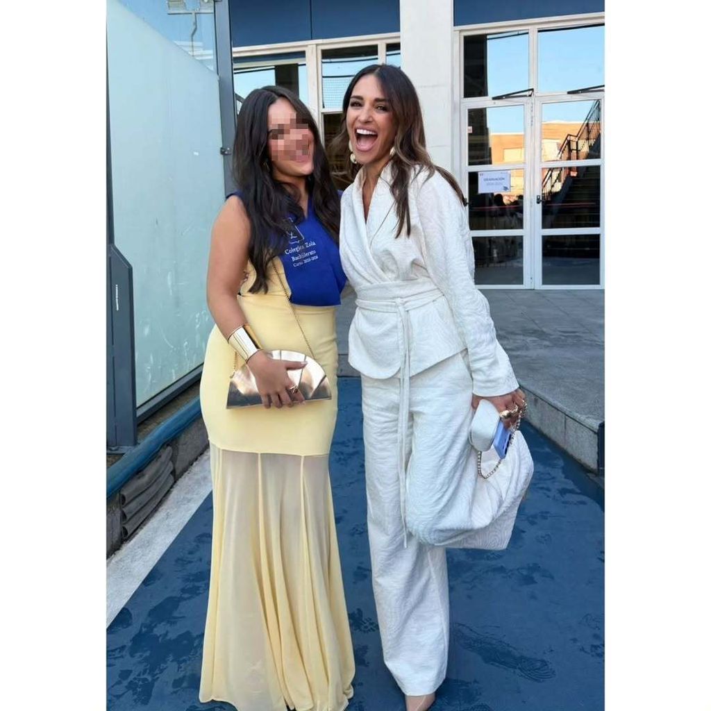 Daniella posa con su madre