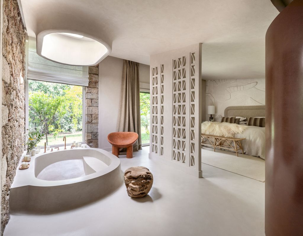 La casa de Nuria Roca en Candeleda: habitación principal con baño integrado